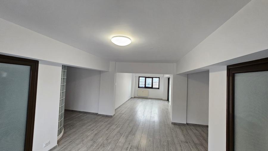 Apartament cu 3 camere decomandat, mobilat în Tineretului