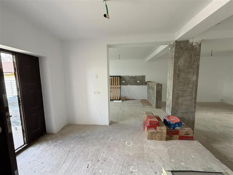 Casă individuală cu 5 camere cu Teren 674 Mp în Petrești