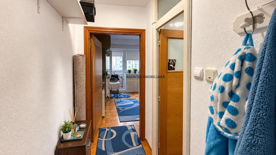 Apartament cu 4 camere decomandat în P-ța Victoriei