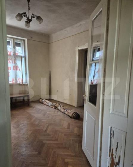 Casa, zona centrala, curte comuna - 3