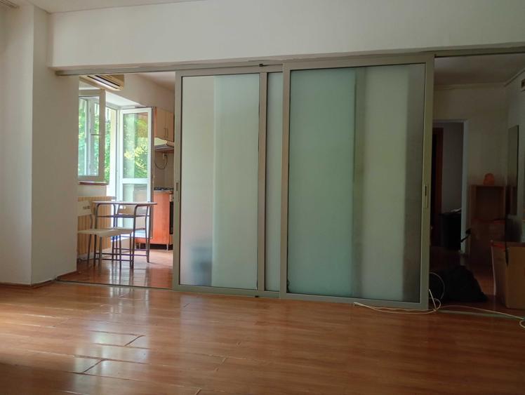 Inchiriez apartament cu 2 camere, decomandat, situat la etajul 1 al unui bloc aflat in imediata apropiere a Parcului Sebastian. - 7