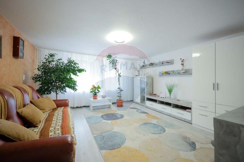 Casă individuală cu 5 camere cu Teren 395 Mp în Central