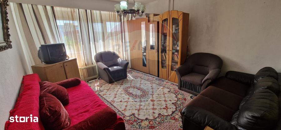 Apartament cu 2 camere decomandat în Polivalentă