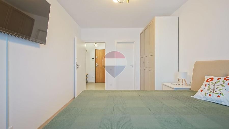 Apartament cu 3 camere semidecomandat, mobilat în Tractorul