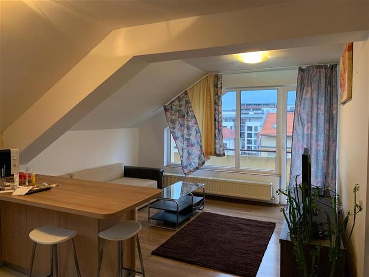 Apartament cu 3 camere semidecomandat, mobilat în Bună Ziua