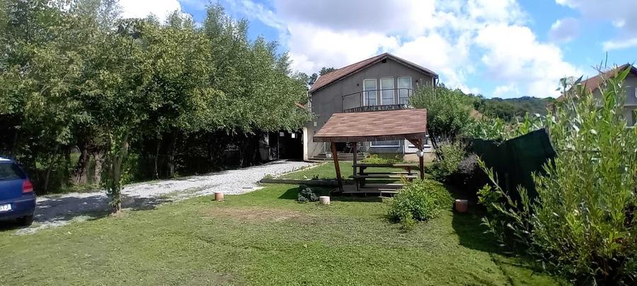 Casă cu 4 camere în Corunca