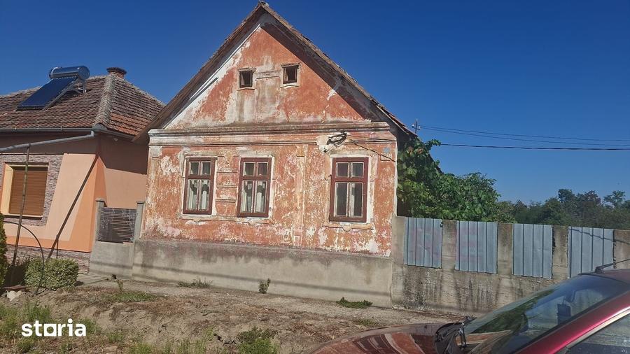 Casă cu 3 camere decomandat cu Teren 4636 Mp în Central