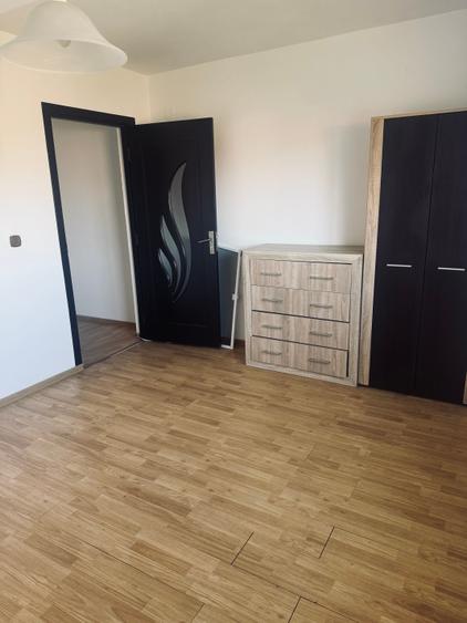 Apartament cu 3 camere semidecomandat în Chișoda