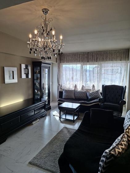 Apartament cu 3 camere decomandat în Petros