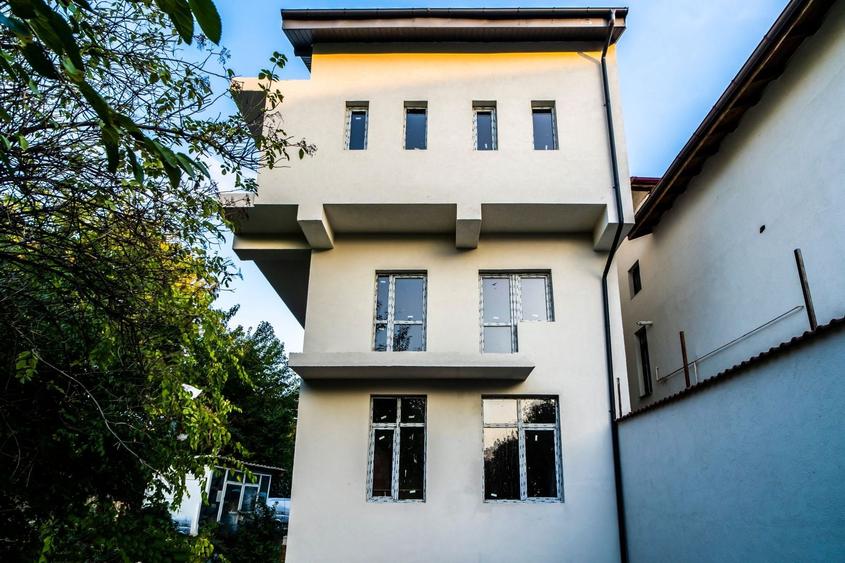 Apartament cu 3 camere semidecomandat în Militari