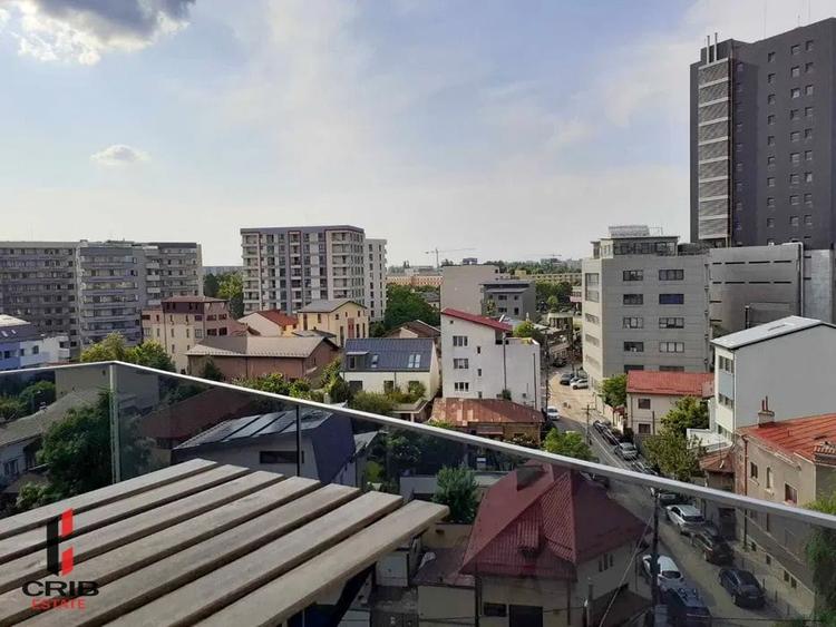Apartament cu 2 camere semidecomandat, mobilat în Regie