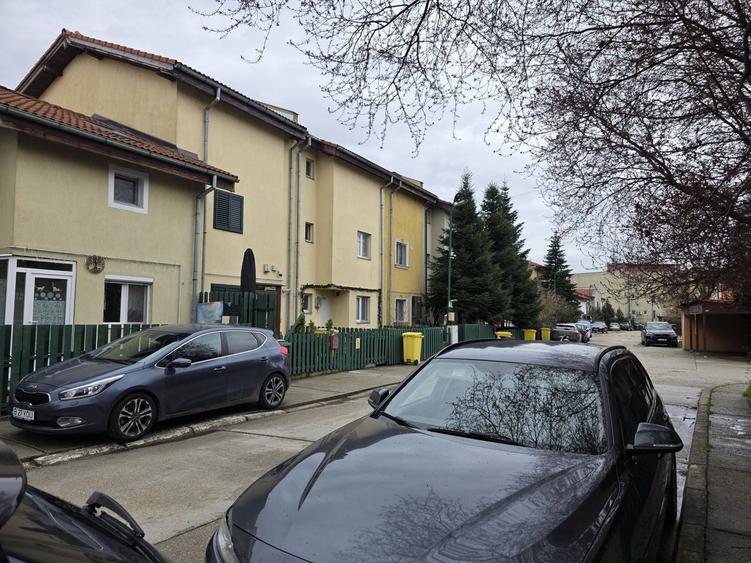 Casă cu 5 camere cu Canalizare în Central