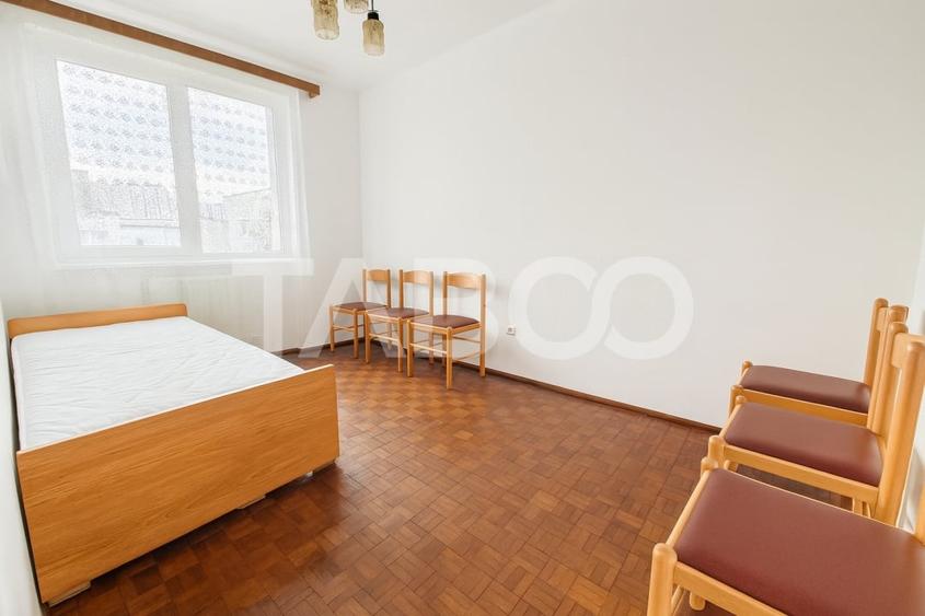 Apartament cu 3 camere semidecomandat, mobilat în Central