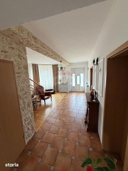 Casă cu 5 camere cu Teren 999 Mp în Central