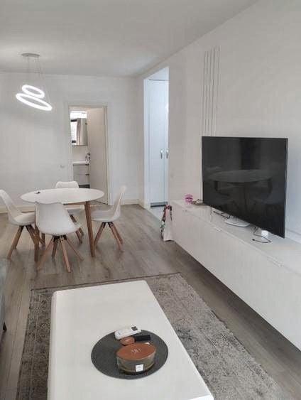 Apartament cu 3 camere semidecomandat, mobilat în Pipera