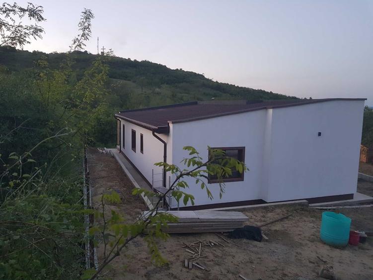 Casă cu 4 camere în Tomești