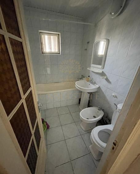 Apartament cu 4 camere semidecomandat, mobilat în Uverturii