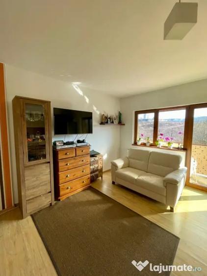 Apartament cu 3 camere semidecomandat în Câmpului