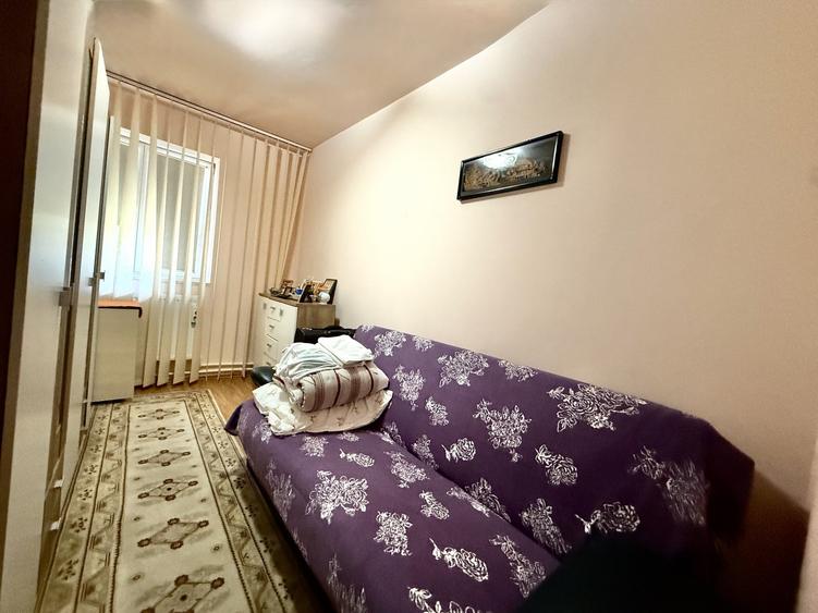 Apartament cu 3 camere semidecomandat în
