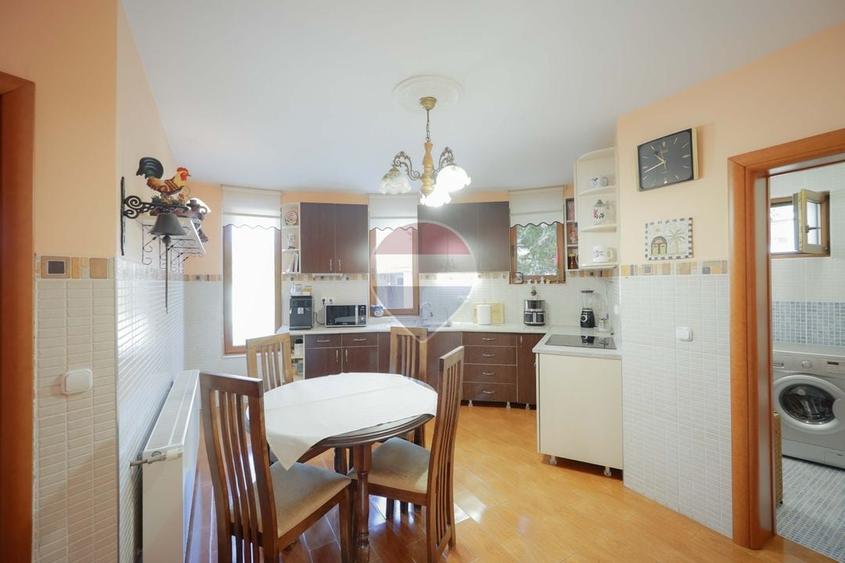 Casă individuală cu 5 camere cu Teren 1198 Mp în Central