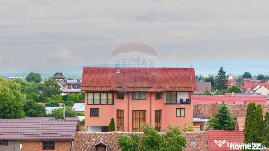 Casă cu 10 camere cu Teren 1300 Mp în Hălchiu