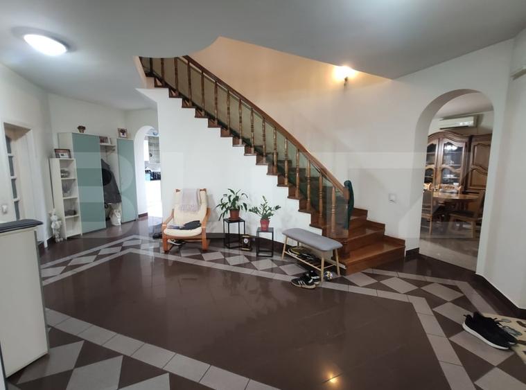 Casă individuală cu 8 camere cu Canalizare în Titulescu