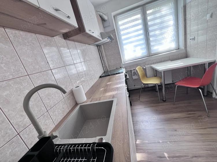 Apartament cu 3 camere semidecomandat în Crângași