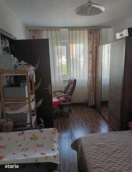 Apartament cu 3 camere semidecomandat în Craiovița Nouă