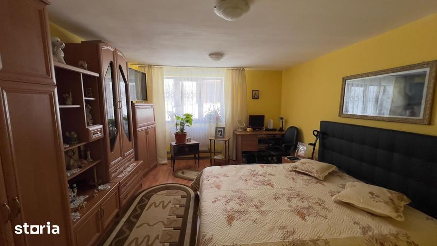 Casă cu 6 camere cu Teren 439 Mp în Petros