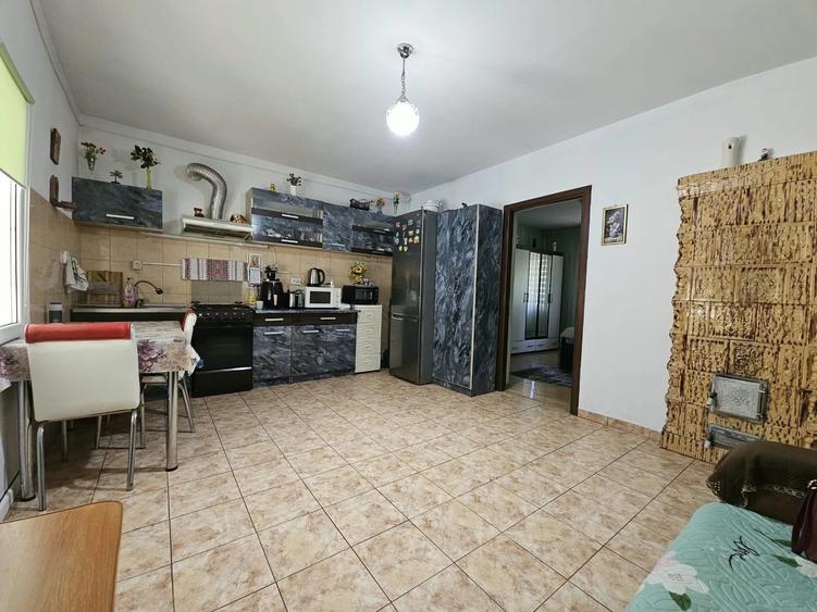 Casă individuală cu 4 camere cu Teren 1000 Mp în Central