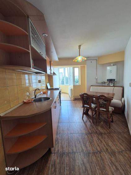 Apartament cu 3 camere decomandat, mobilat în Casa de Cultură