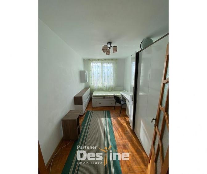 Apartament cu 4 camere semidecomandat, mobilat în Central