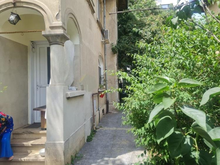 Casă individuală cu 7 camere cu Canalizare în Domenii