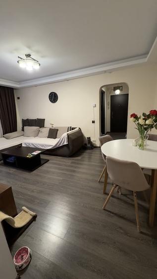 Apartament cu 4 camere semidecomandat, mobilat în Costin Georgian