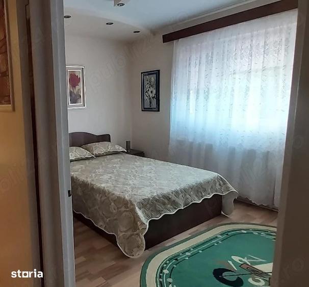 Apartament cu 3 camere semidecomandat în Micro 4