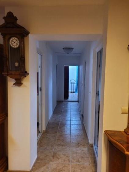 Apartament cu 3 camere semidecomandat în Mihai Bravu