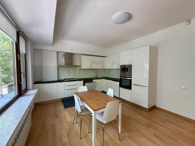 Apartament cu 3 camere semidecomandat în Aviatorilor