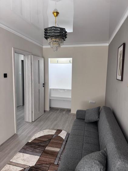 Apartament cu 3 camere semidecomandat, mobilat în Republicii