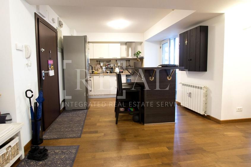 Apartament cu 3 camere semidecomandat, mobilat în P-ța Victoriei