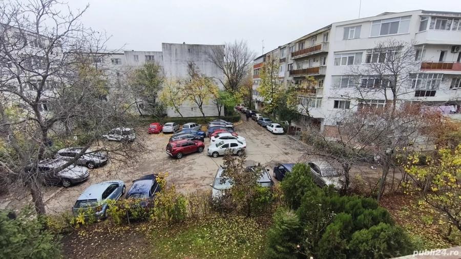 Apartament cu 3 camere semidecomandat în Micro 3