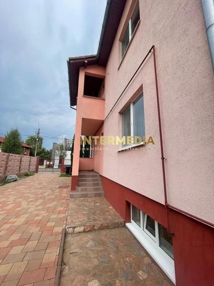 Casă individuală cu 8 camere cu Canalizare în Cetate