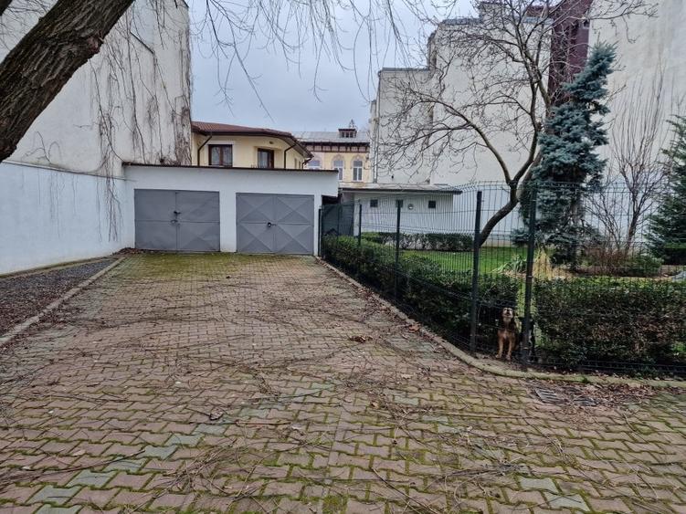 Casă individuală cu 15 camere cu Garaj în Unirii