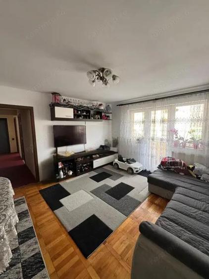 Apartament cu 3 camere semidecomandat în Central