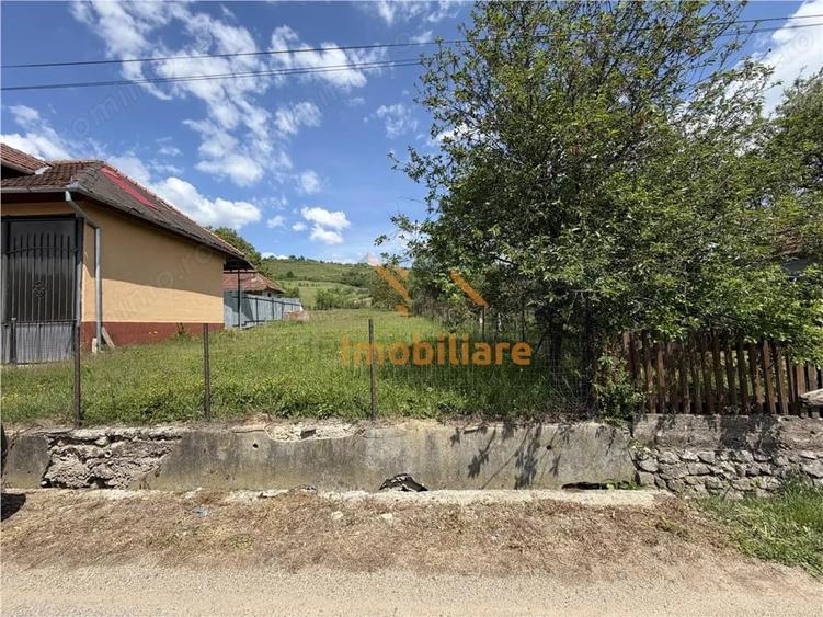 Teren de 1200 mp, în Roșia