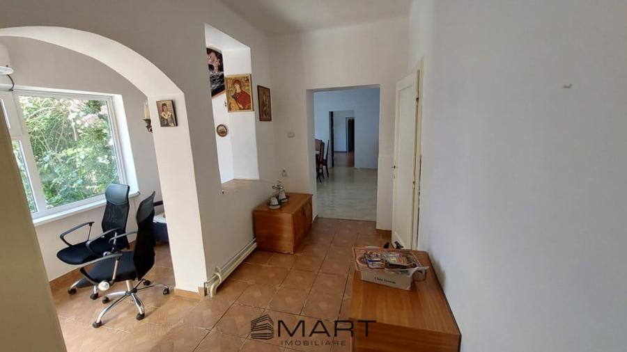 Casă cu 8 camere cu Teren 800 Mp în Central