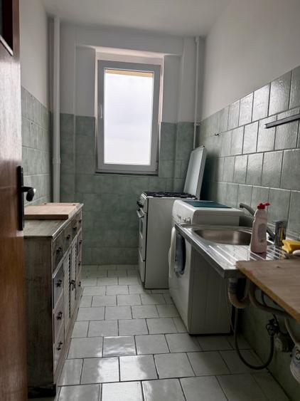 Apartament cu 3 camere semidecomandat în P-ța Victoriei