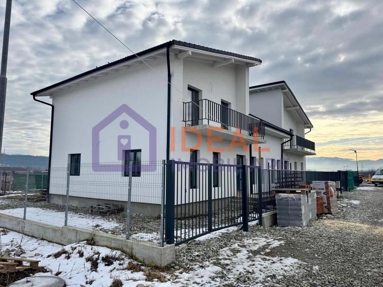 Duplex cu 4 camere cu Canalizare în Mohu