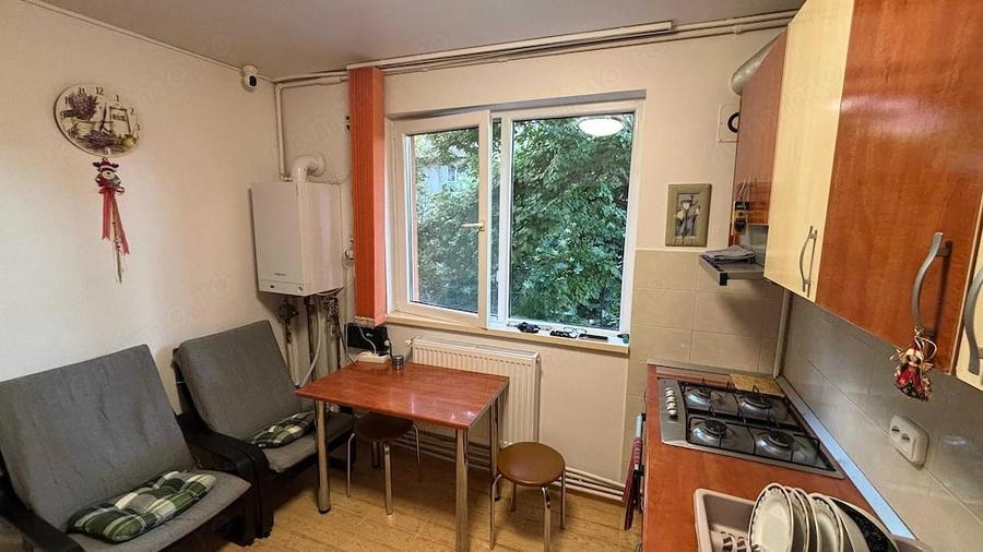 Apartament cu 3 camere semidecomandat în Jiului