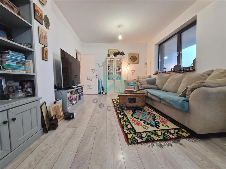 Apartament cu 3 camere decomandat în Tractorul
