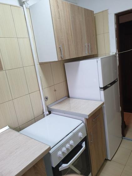 Apartament cu 2 camere semidecomandat, mobilat în Victoriei